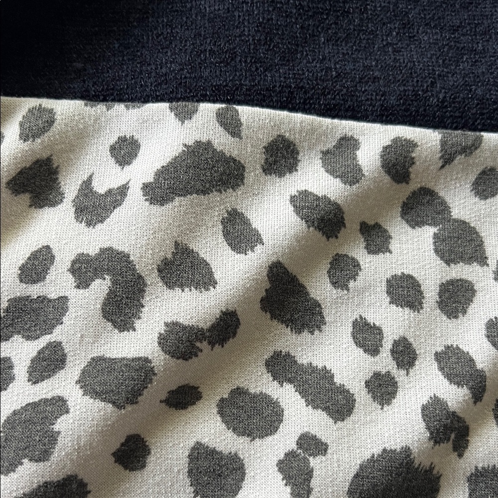 Colorblock Leopard Print Sweater - Picture 4 of 4
